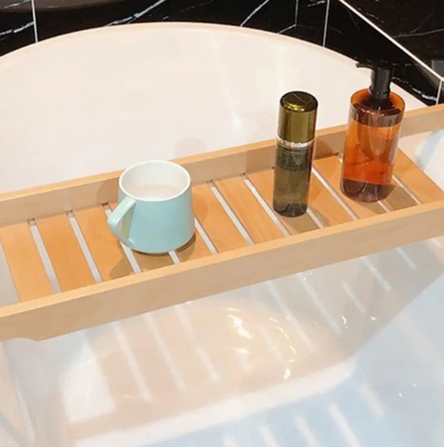 Fitur desain rak bathtub bambu mana yang dirancang untuk mencegah tergelincir?